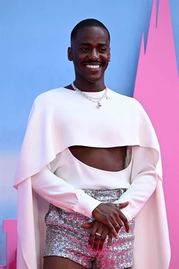 El actor Ncuti Gatwa prefirió un atuendo blanco para la premiere de 'Barbie' en Londres.