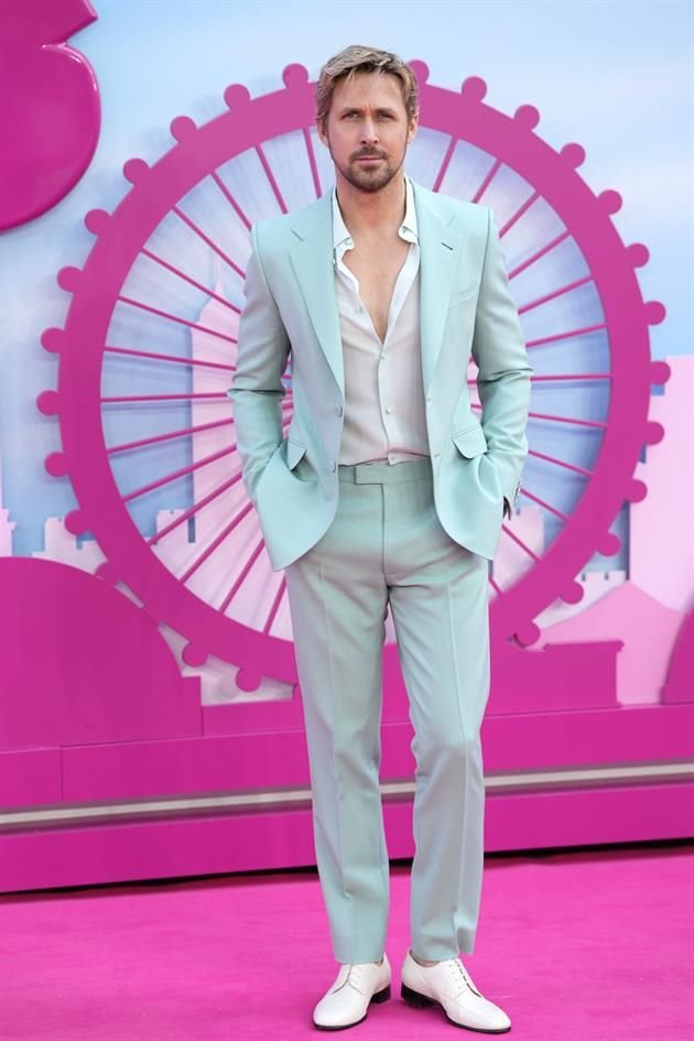 Ryan Gosling se presentó en la premiere de 'Barbie' con un atuendo aqua haciendo referencia a la popular canción de la película.