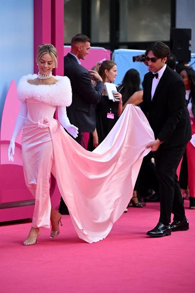 Margot Robbie acudió con un atuendo inspirado en la muñeca Barbie Enchanted Evening.