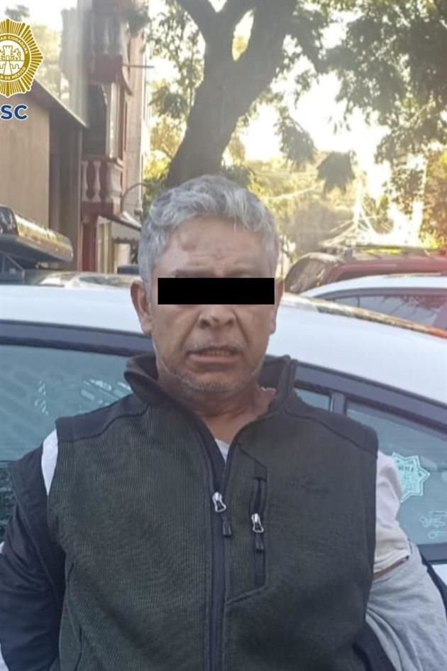 Un conductor de transporte público que venía de Toluca pidió ayuda a policías, ya que un hombre despojó de sus pertenencias a los usuarios.