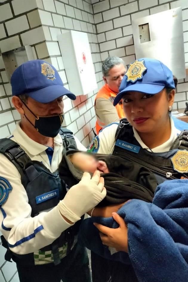 Una menor de 17 años dio a luz a una bebé esta mañana en la estación del Metro Acatitla, de la Línea A; se reportan estables.