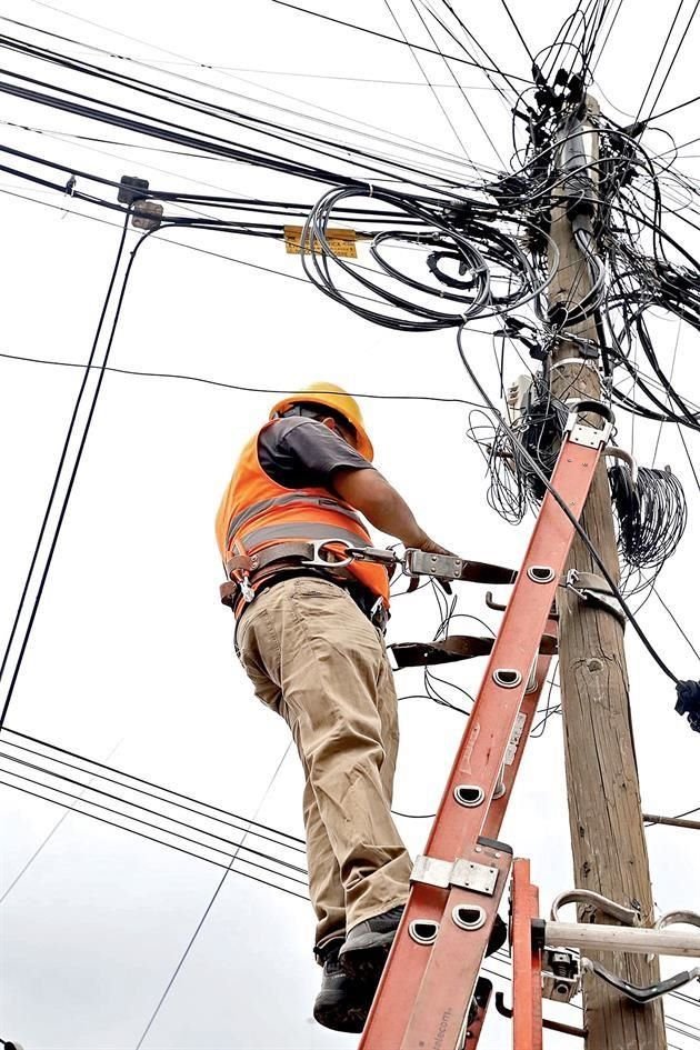 El cableado aéreo mal instalado pone en riesgo a lo peatones.