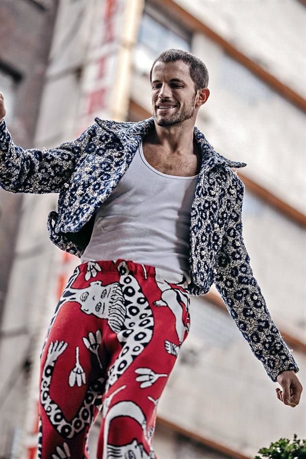 El actor y modelo argentino, Fede Espejo, quien tuvo un papel en 'La Casa de las Flores', nos mostró las cómodas tendencias de temporada.  Abrigo: VENTURA. Pants: CURUBA.