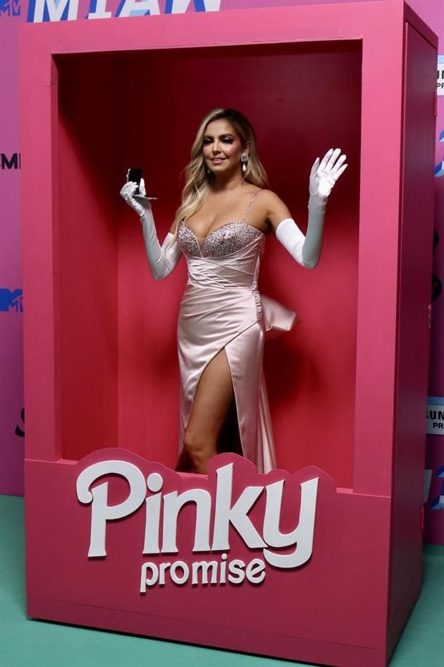 Karla Díaz es conocida por su amor al color rosa, y a unos días de que estrenó 'Barbie' llegó dentro de una caja.