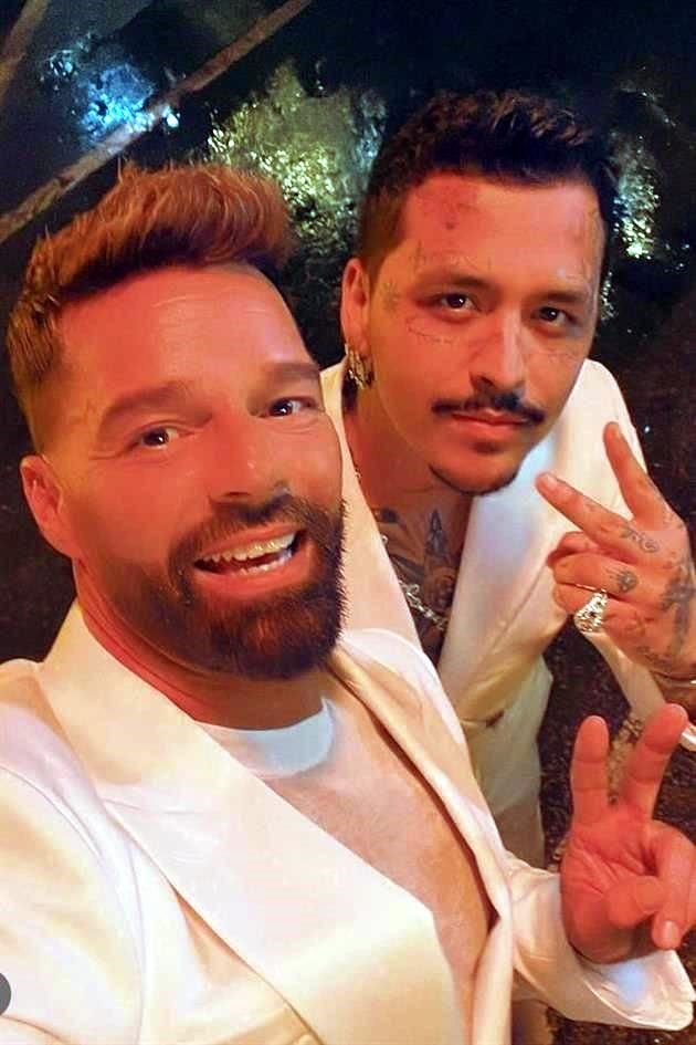 Ricky Martin y Christian Nodal compartieron una imagen en la que aparecen juntos y todo apunta que trabajan en una colaboración musical.
