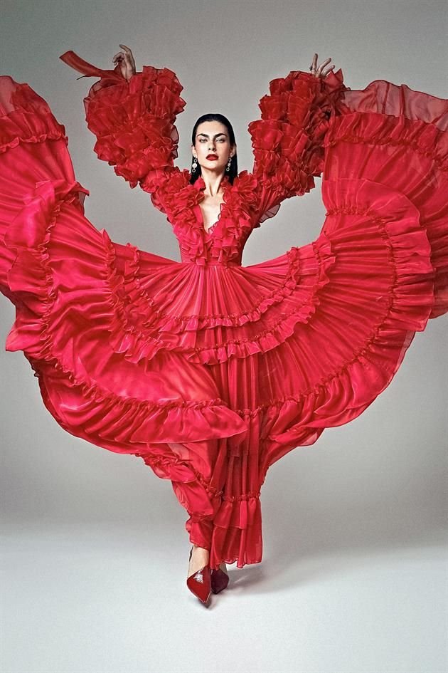 El diseñador colimense Carlos Pineda debutó y conquistó Nueva York con su nueva colección inspirada en los colores y artesanías de México.