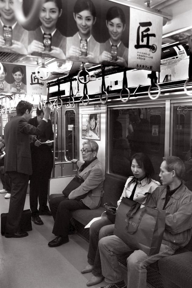 Kenzaburo Oé, escritor japonés, ganador del Premio Nobel en 1994, fue captado por la lente de Manresa en el metro de Tokio.