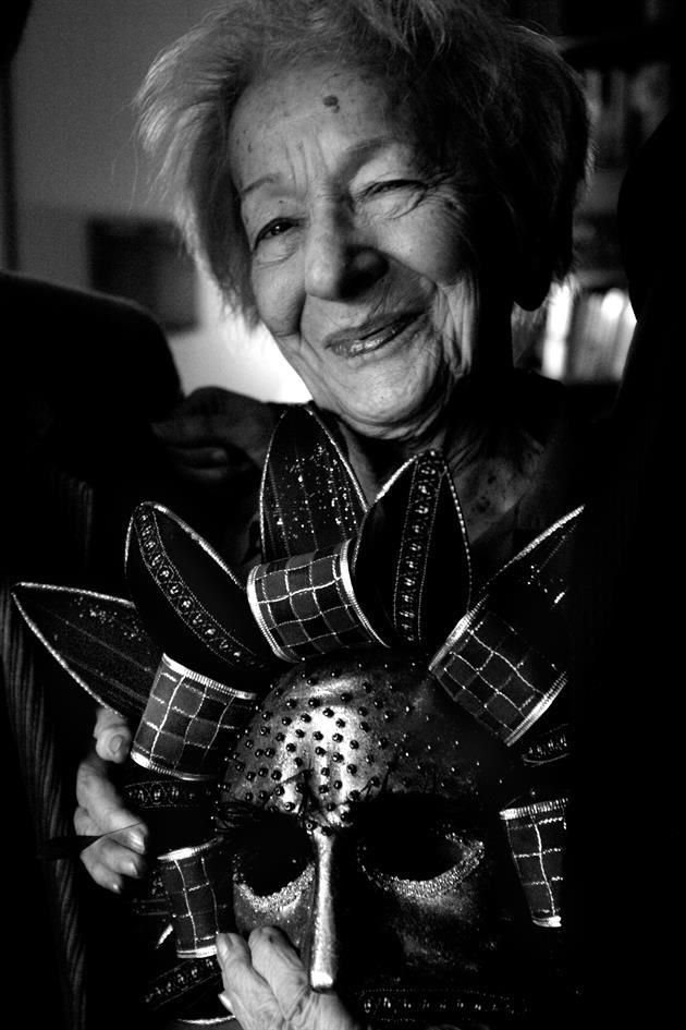 La poeta polaca Wislawa Szymborska, quien se hizo con el Nobel en 1996, compartió sus máscaras venecianas con el fotógrafo y el periodista Xavi Ayén.