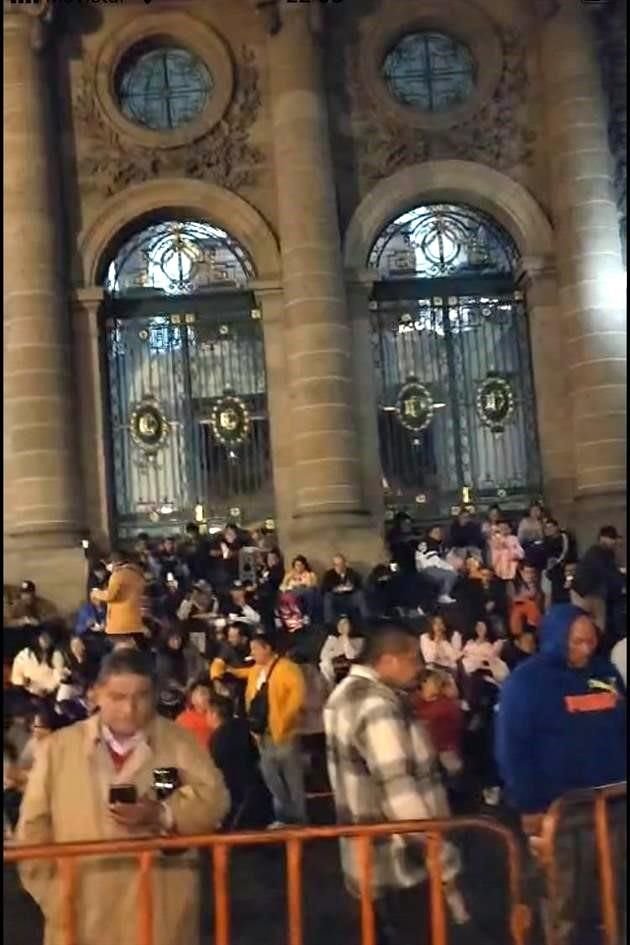 Manifestantes se reúnen al exterior del Congreso capitalino.