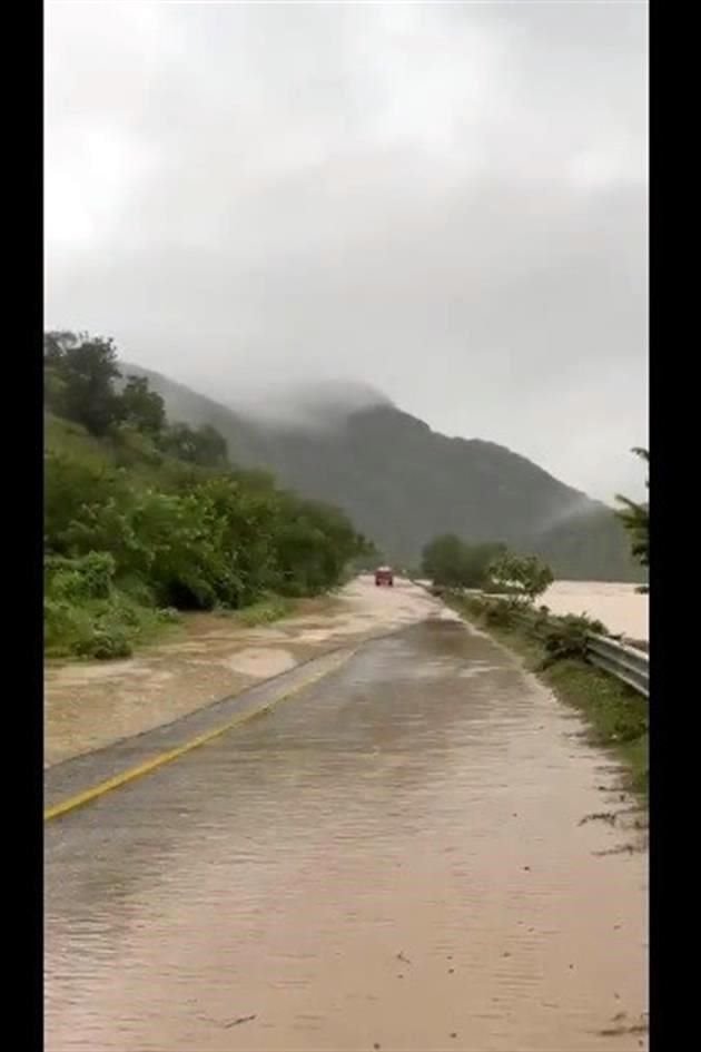 Debido a las lluvias generadas por 'Otis', el río Papagayo se desbordó y afecta un tramo de la carretera Chilpancingo-Acapulco, a la altura del kilómetro 70+000.