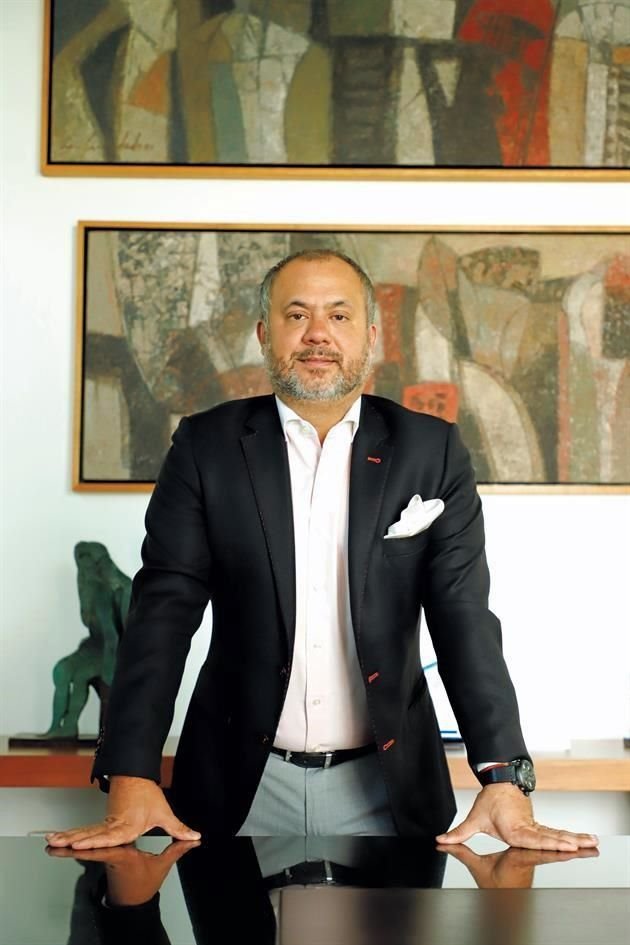 Vicente Martínez Orozco en oficinas de Martínez y de Labra