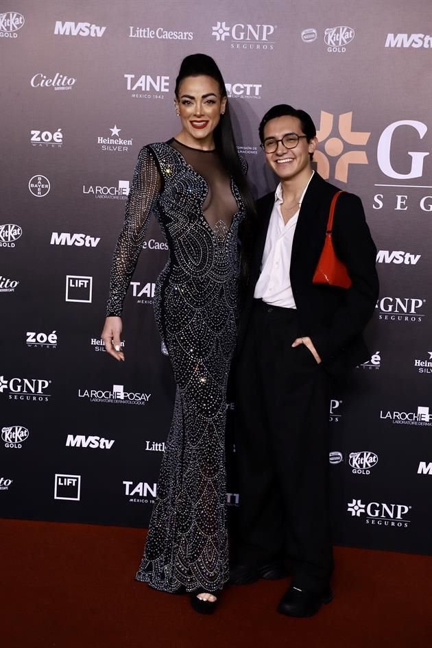 Tania Valenzuela y Bobby Mendonza llegan a la alfombra roja de Los Metro que premian lo mejor del Teatro.