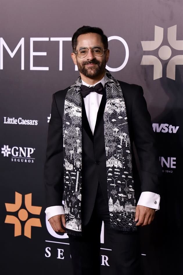 Aarón Balderi lució un traje negro en la alfombra roja de Los Metro.