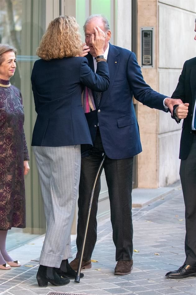 El Rey Juan Carlos y la Infanta Elena a la salida del restaurante, ambos protagonizaron una tierna bendición mutua para despedirse.
