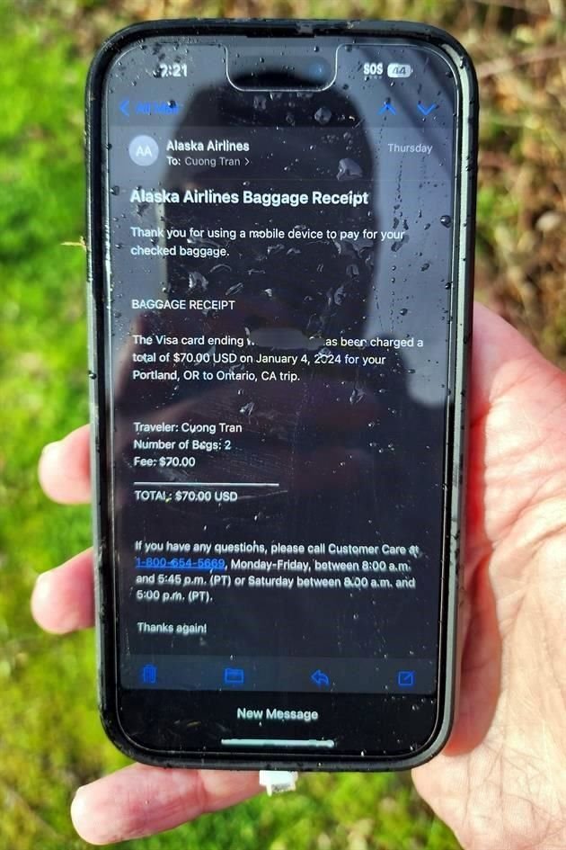 La persona que encontró el telefono dijo que en la pantalla todavía se podía ver un correo electrónico de la aerolínea sobre el equipaje.