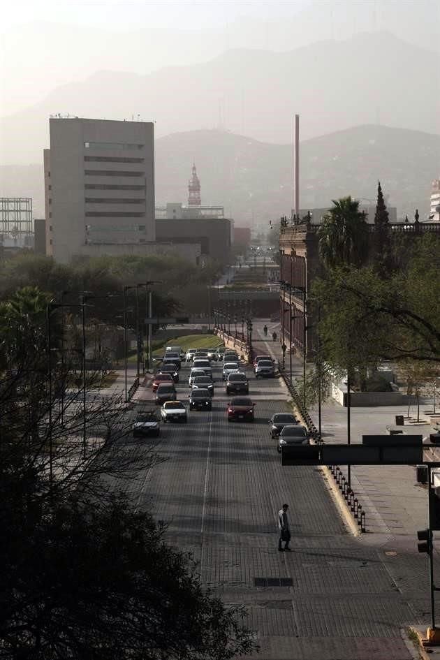 Durante la mañana, la Ciudad se oscureció ante la densa capa de contaminación.