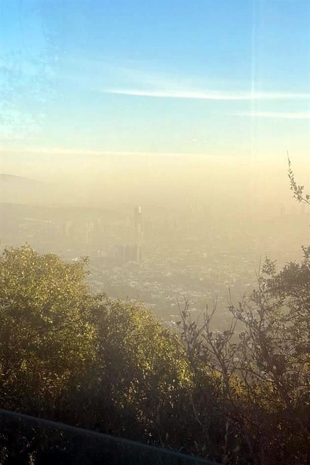 Durante la mañana, desde diversos puntos de la Ciudad, ciudadanos captaron la contaminación que cubría la zona metropolitana.