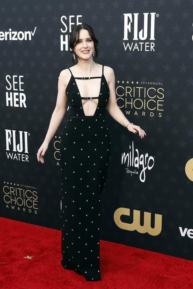 Rachel Brosnahan, de buen humor durante su caminata en el encarpetado.