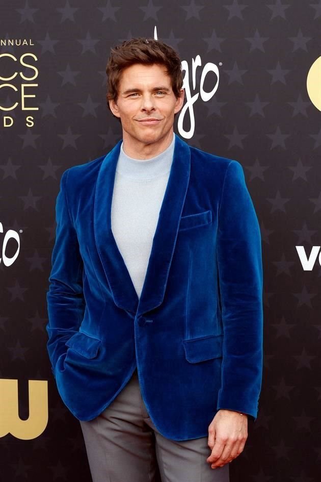 James Marsden se olvidó del clásico traje negro para darle color a su velada.