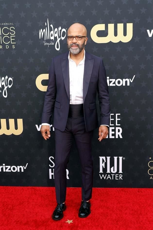 Jeffrey Wright apostó por el color morado para su look de los premios de los críticos.