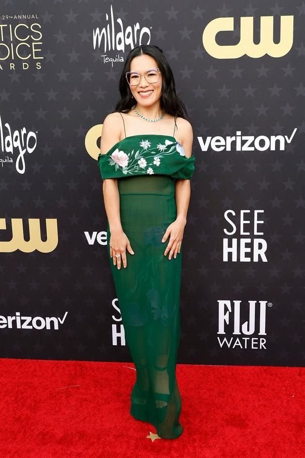 Ali Wong, actriz y comediante nominada esta noche, no podía con su sonrisa de felicidad.