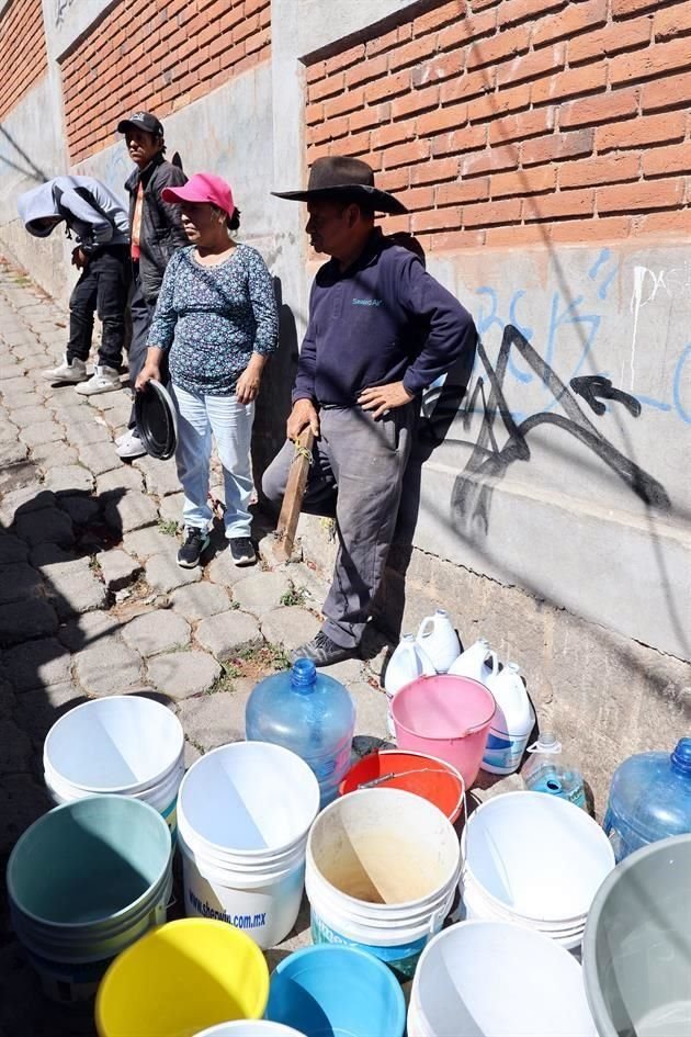 La pipa arribó este 26 de enero al Paseo Matlazincas, donde familias llenaron cubetas, garrafones y todo tipo de contenedores<br>para almacenarla en sus hogares.