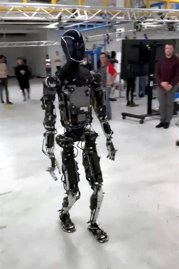 La nueva versión del robot humanoide Optimus tiene una apariencia y un movimiento más parecidos a los humanos debido a sus nuevas manos, pies, cuello y cuerpo.