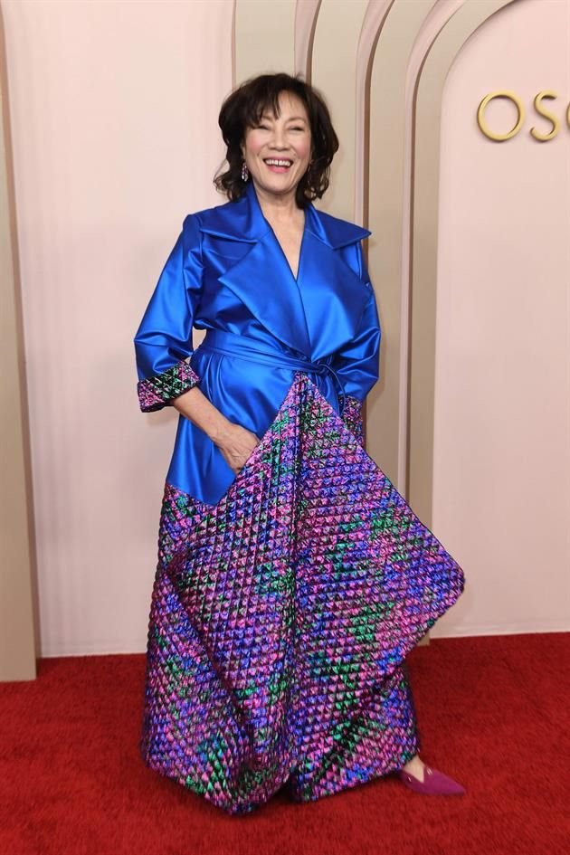 La presidenta de la Academia, Janet Yang, acudió con un colorido vestido, con el cual posó muy sonriente ante las cámaras.