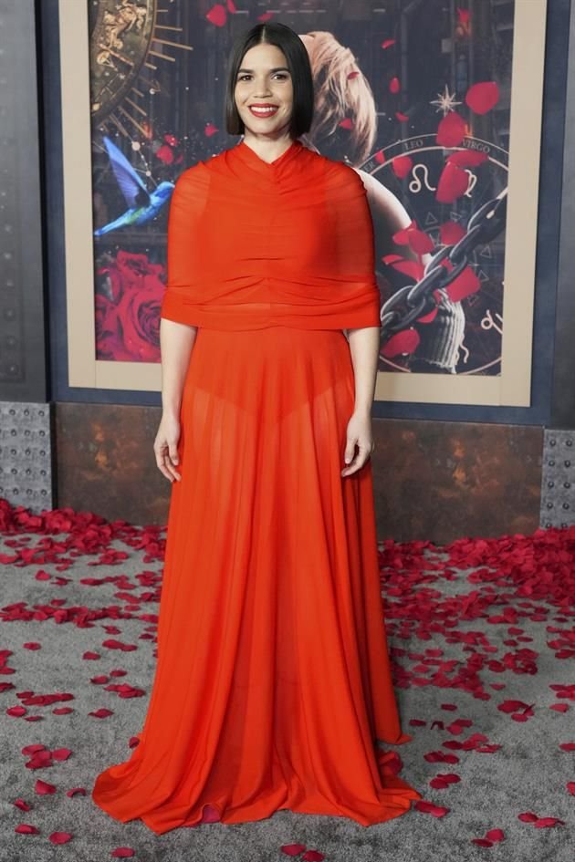 America Ferrera posó en la alfombra de la premiere.