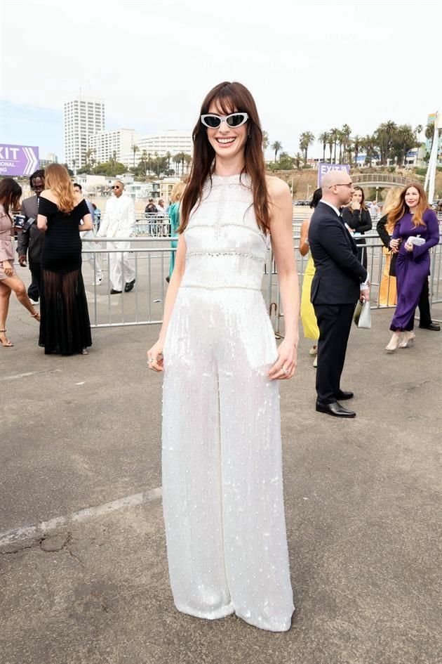 Anne Hathaway casi pasa desapercibida a su llegada a los Spirit.