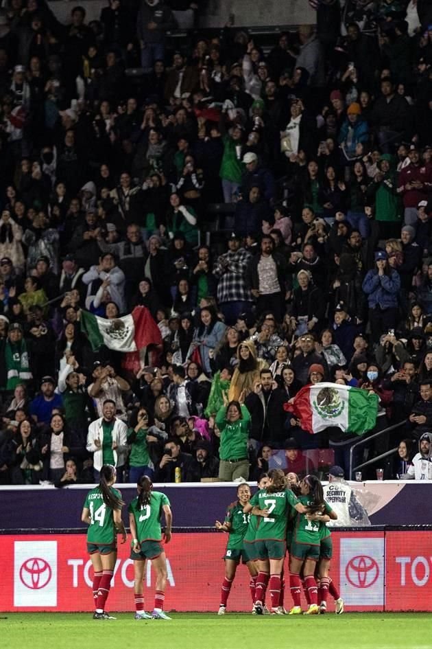 El festejo de las jugadoras tricolores con la afición mexicana en el estadio estadounidense ubicado en Carson, California.