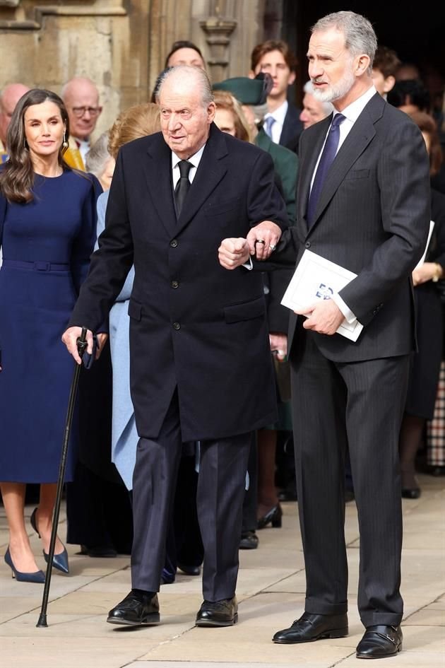 Inesperadamente, también fue visto el ex Rey Juan Carlos de España, acompañado de su hijo, el Rey Felipe VI, y su nuera, la Reina Letizia.
