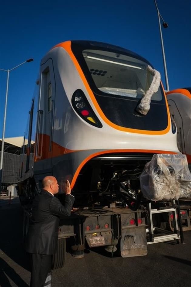 Llegaron a GDL desde China los vagones de la Línea 4 del Tren Ligero, y al Gobernador Enrique Alfaro le emocionó tanto que hasta los besó.