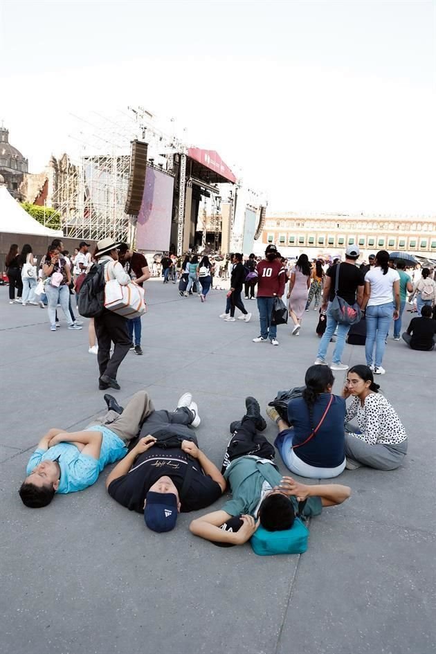 Algunos decidieron tomar un descanso en plena explanada del Zócalo capitalino, mientras esperaban.