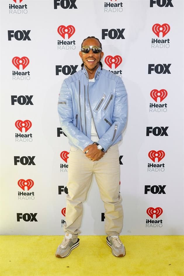 Ludacris presente en la alfombra amarilla con su famoso estilo casual.