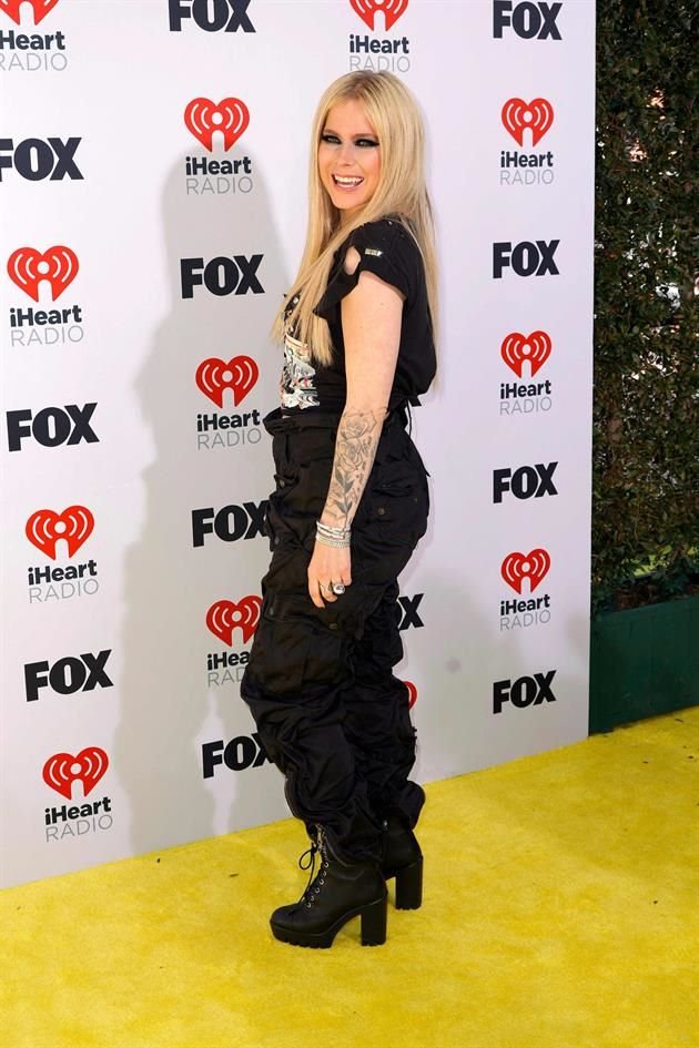 Avril Lavigne acudió a la ceremonia con un pantalón cargo y una playera negra.