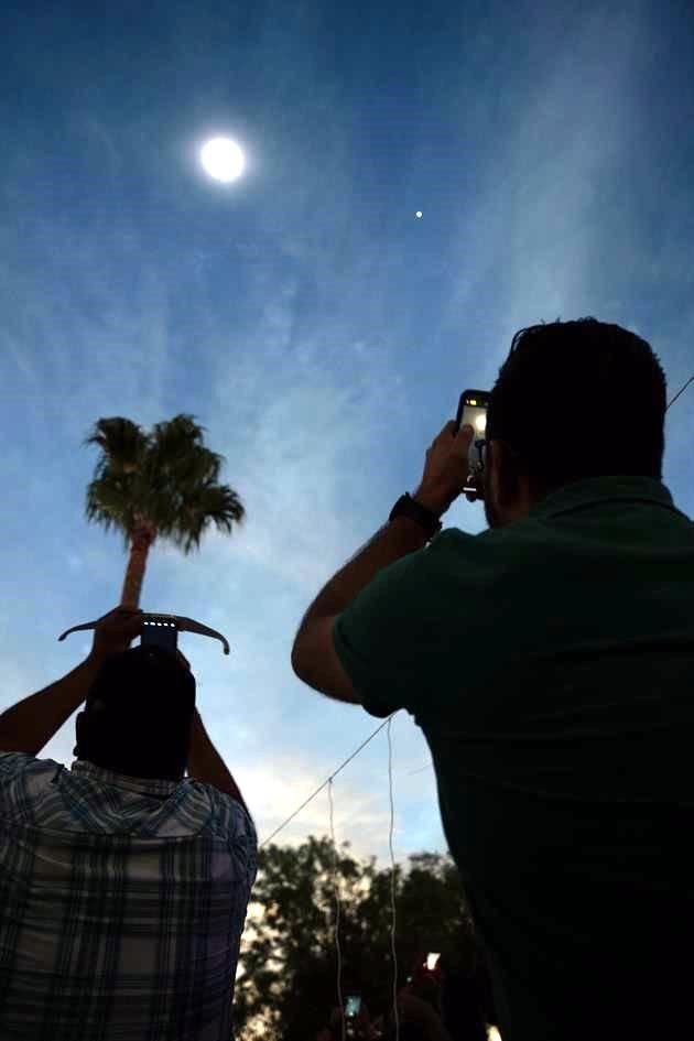 Miles de personas se congregaron en Torreón, Coahuila, lugar considerado como el 'epicentro' del eclipse solar total de este lunes.