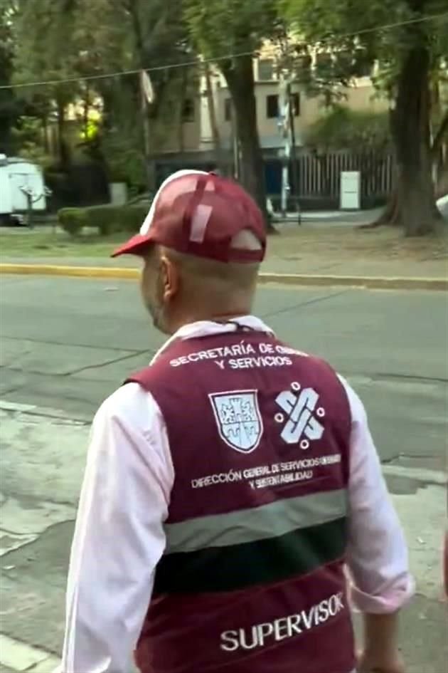 En un video captado en la  Colonia Un Hogar Para Nosotros, se ve a un presunto funcionario dando instrucciones para colocar la propaganda del aspirante Miguel Torruco.