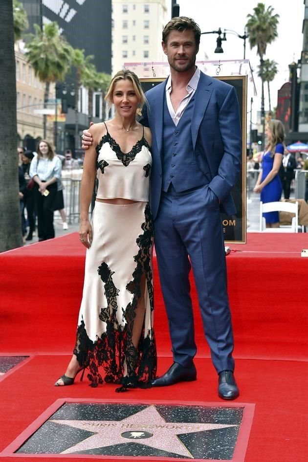 La actriz Elsa Pataky acompañó a su esposo, Chris Hemsworth, en esta importante ceremonia.