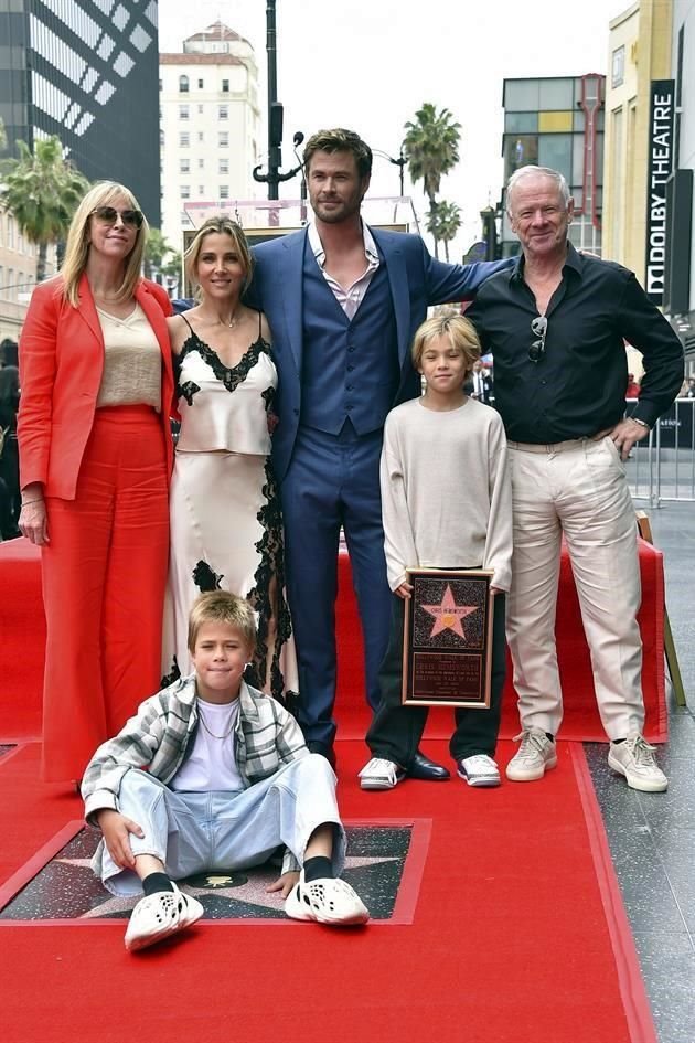 La familia entera de Hemsworth estuvo presente en la ceremonia de reconocimiento.