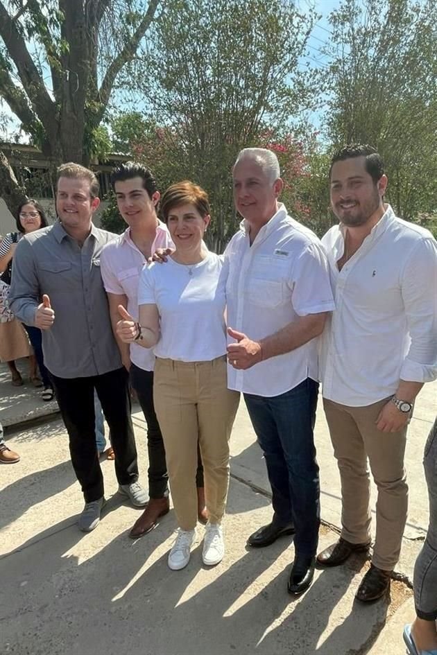 Román Alberto Cepeda, alcalde de Torreón, acudió a votar con su familia.