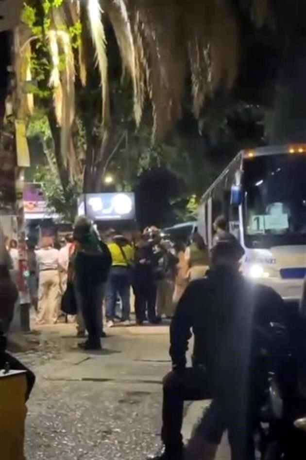 Personas funcionarias pidieron a quienes se instalaron en el campamento que se retiren en los vehículos.