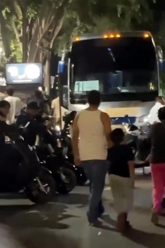 Personas con chalecos color guinda y logotipos del Gobierno de la CDMX y policías capitalinos observan la movilización.