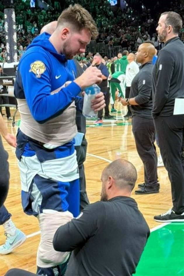 El esloveno Luka Doncic ha entrenado con vendaje especial en las costilla y en una pierna.