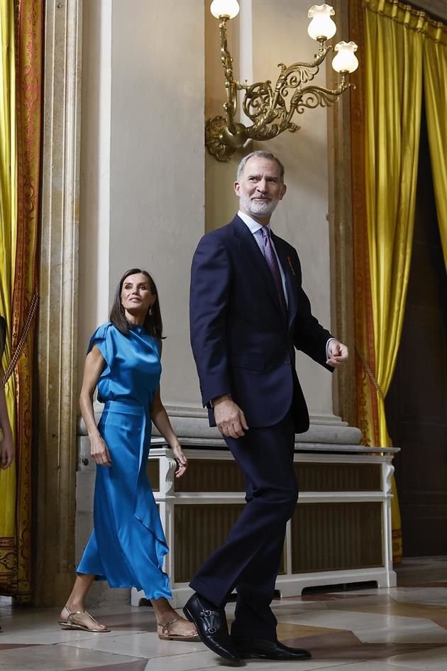La Reina Letizia recuperó un vestido de seda azul para el evento en conmemoración de los 10 años en el trono de Felipe VI.
