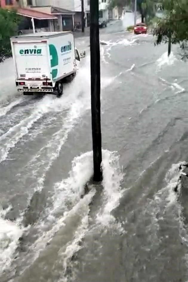 En cuestión de minutos, la Avenida San Jemo, en Monterrey, se convirtió en un río, causando fracturas en el pavimento, a la altura de la calle Justo Sierra.