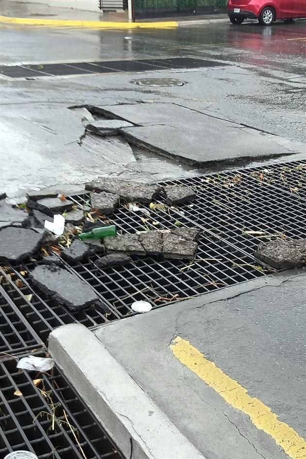 Los dos sentidos de la circulación de la avenida quedaron afectados, con pavimento levantado y partes de concreto, obstruyendo la vialidad y causando tráfico en la zona.