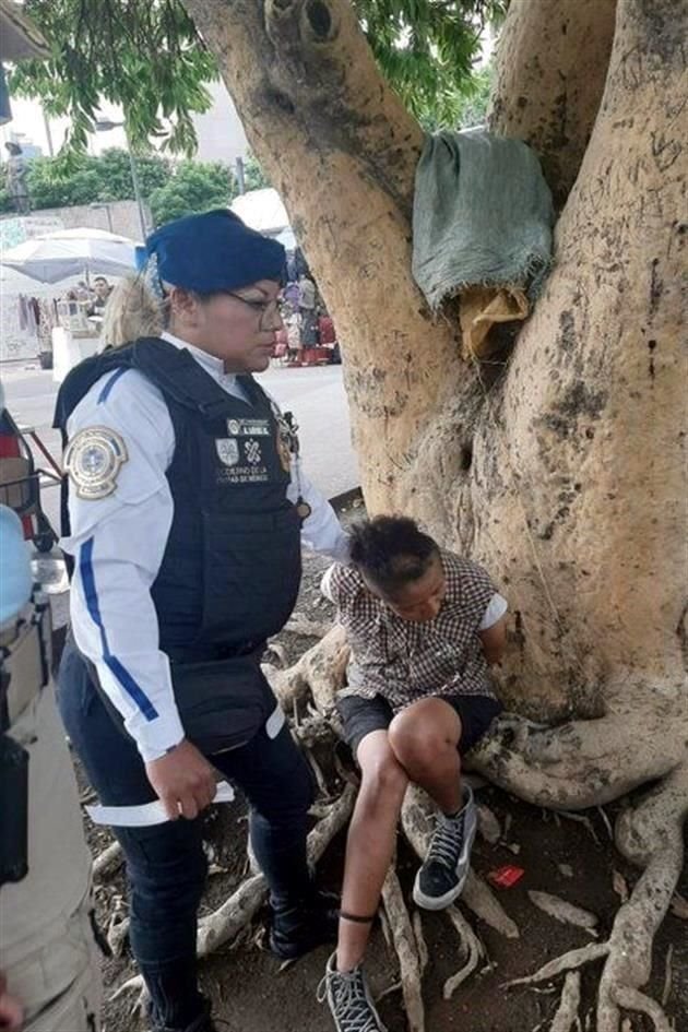 Policías detuvieron a la mujer en condición de calle que realizó el ataque, luego de que la victima solicitó ayuda.