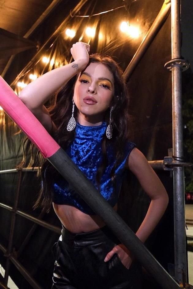 La cantante revela en su disco 'La Mexicana' las trabas y discriminación que ha enfrentado en su carrera.