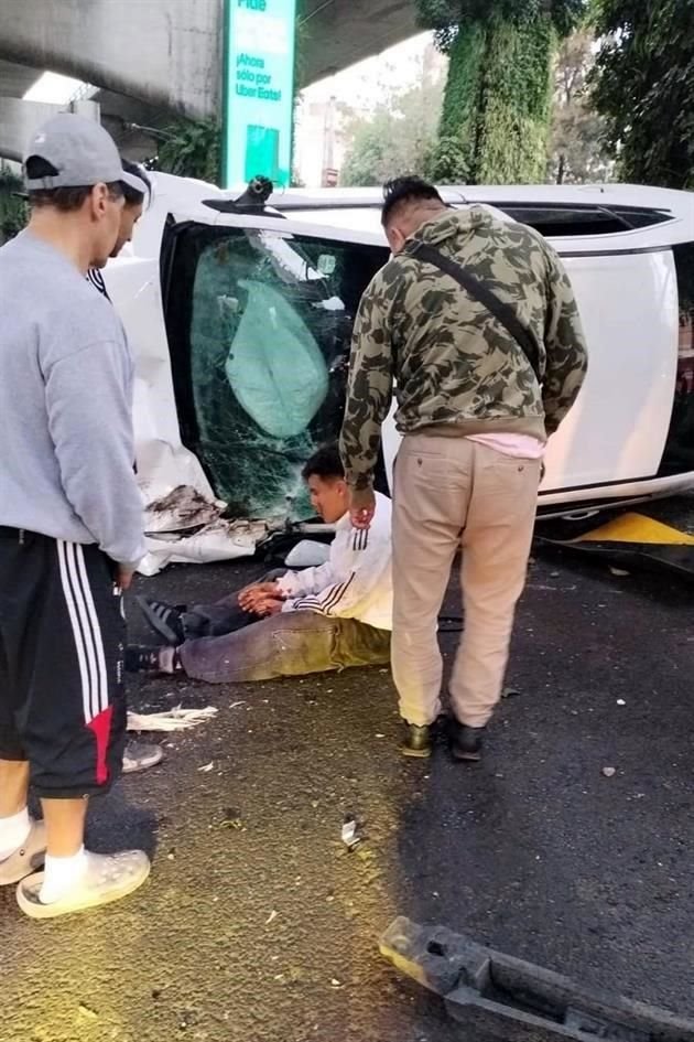 Un auto blanco, que era conducido por un hombre de 20 años, volcó en Periférico a la altura de la Colonia Alfonso XIII.